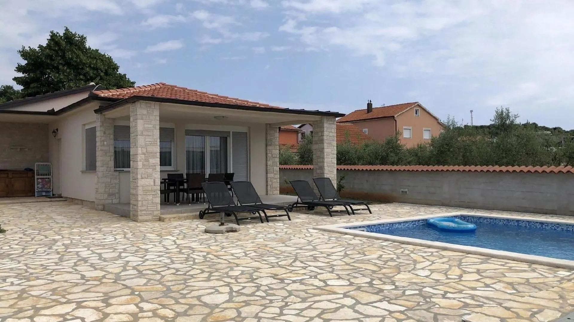 Ferienhaus In Medulin Mit Grosser Terrasse Holiday home